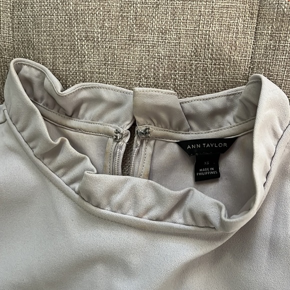 Ann Taylor fitted blouse - xs - Picture 2 of 3